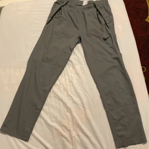 Nike - Säljer min Nike mjukis byxor för 350 använda men är nu små på mig storlek S