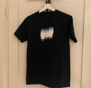 Golf wang t-shirt - Hej säljer min golf wang Blur tee i färgen navy då den är för liten. Den är aldrig använd då den var för liten för mig. Storlek small:)  Skriv om du har några frågor