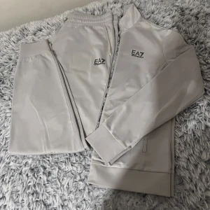 EA7 dress - Köpt från JD i storleken S. Nytt skick, säljs pga jag ej använder den längre. Snabb affär, priset kan alltid diskuteras! 