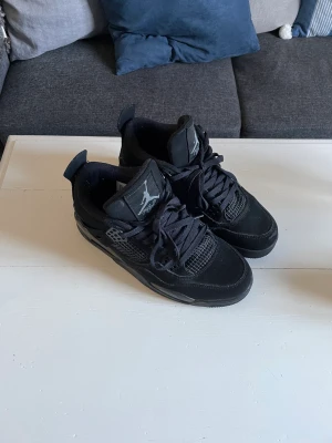 Jordan 4 black cat  - Jordan 4 black cat cond 8/10 använda men i extremt bra skick 