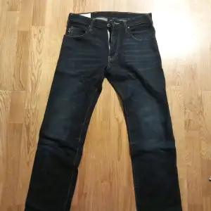 Armani Jeans köpta på NK 2018. Aldrig använda pga för små. 