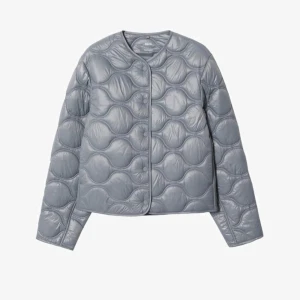 Mango jacka  - Säljer denna populära mango jackan i grå, sjukt fin jacka men kommer tyvärr ej till användning. Sjukt bra skick då den bara är använd ett få tal gånger, kom privat för fler bilder.☺️