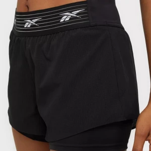 Snygga och sköna träningshorts  - Säljer dessa snygga shorts som dessutom är slutsålda på hemsidan. Träningshorts med inbyggda tighta shorts. Helt oanvända, prislappen är kvar! Jättesköna och har väldigt bra passform. Säljer pgr av att jag har flera par. Ordinariepris 479 kr. Storlek xs/s