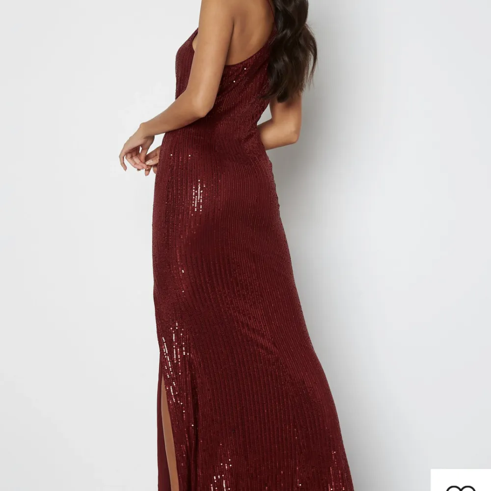 super fin glittrig röd balklänning med slits. Använd en gång och köpt för 1400kr⭐️. Klänningar.