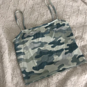 Linne - Ett jättefint och gulligt linne från newyorker säljes. Endast använt max 3 gånger. Perfekt nu till sommaren🥰 I storlek S, hör gärna av er vid intresse🥰