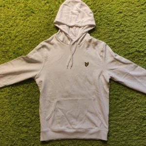 Lyle & Scott Hoodie - Fin kvalité. Storlek Small  Använd en gång. Fick tröjan skickad till mig - säljer då den inte kommer till användning