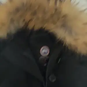 hej säljer nu min canada goose då jag behöver pengar snabbt den är köpt på NK. pris kan diskuteras via snabb affär 💕