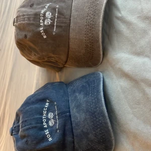 Kepsar - 2 kepsar köpta för länge sedan, minns ej vart. Aldrig använda. Köp båda för 100kr, annars 60kr styck. Skriv för fler bilder.😊