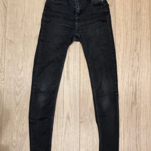 Svarta jeans Lager157 - Stretchjeans i mjukt material. Lite uppklippta nedtill på varje sida(se bild). Modellen heter Snake och är stl XS