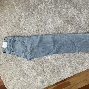 Jeans från Bershka, endast använda fåtal gånger. Lite ”tvättad” blå färg, storlek 38, en mindre 38 skulle jag säga🥰