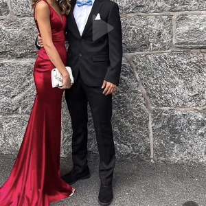 Balklänning S - Helt oanvänd balklänning❤️bilderna är lånade men kan skicka flera! Köparen betalar frakten ❤️ 