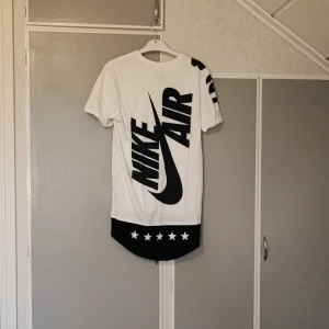 Nike oversized t-shirt  - En oversized t-shirt i bra skick, endast en "blekning" på texten som finns med på bild.   Frakt betalas av köparen.