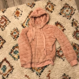 Hoodie - Supermysig pälshoodie från hunkemöller, sparsamt använd , inga skavanker.