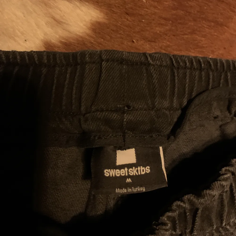 Använt de en gång, men kom aldrig till användning utan hängde bara i garderoben. Originalpris 600kr. Sitter völdigt snyggt om man tycker om byxor som är lite bagge.. Jeans & Byxor.