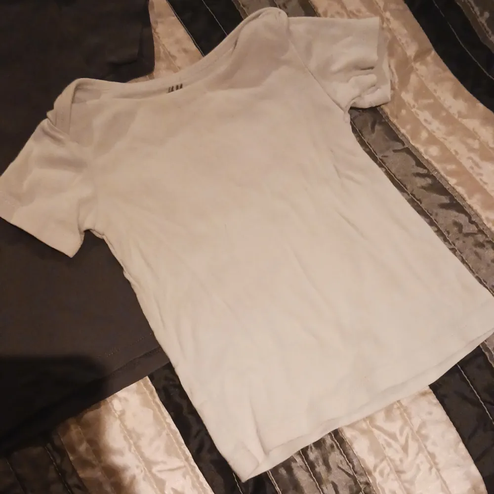 1 vit i storlek 80, 1 mörk blå/grå i storlek 80, inköpt från H&M, nyskick . T-shirts.