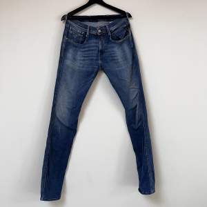 Ett par snygga blåa Replay jeans i storlek 29/34. Bra skick