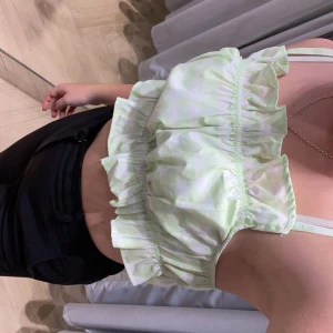 Fint linne - Linne från Hm aldrig använd endast testad! Strl 40, men passar på mig som har s i vanliga fall så ganska liten i storleken. Säljer för 50kr.