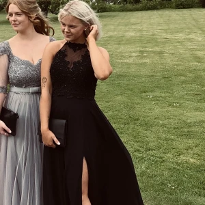 Balklänning  - BALKLÄNNING  Säljer min svarta balklänning som är använd vid 1 tillfälle. Den är i storlek 14 och passar mig som är 164 cm lång med medellånga klackar, funkar bra även med lite större byst. Köpt på Dressroom Linné, säljes för 1000kr