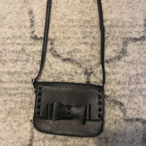 Axelremsväska  - Fin väska med nitar, aldrig använd, men har dock en liten defekt pga en sak.. Skriv för frågor, bilder & intresse❤️