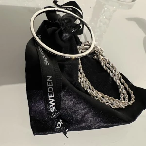 Snö of Sweden  - Snö of Sweden armband. Knappt använda båda i fint skick och alla stenar är kvar. Säljer båda för 250. Köpare står för frakten.