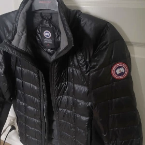 Canada goose Highbridge light jacket  - Köpt på Johnells i våras för cirka 6400 kr , Använt den Max 3 gånger, Den är så gott som ny ! Tveka inte på att höra av dig ! 
