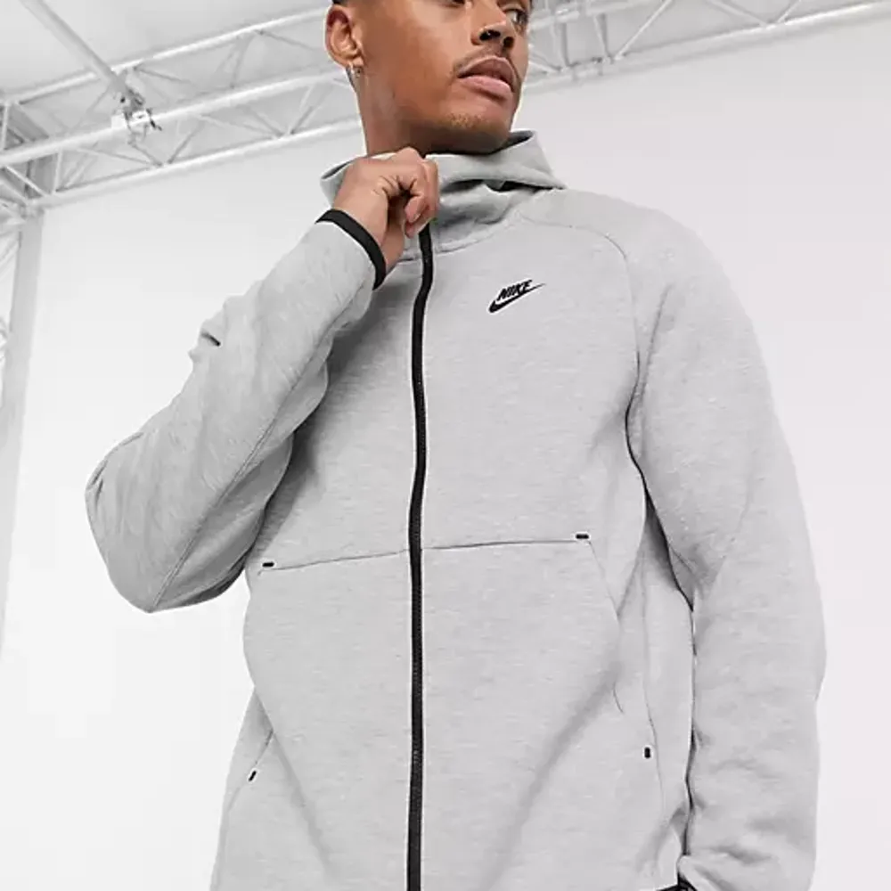 Säljer en Nike tech fleece kofta som är slutsåld överallt. Säljer väldigt billigt. Hör av er om ni har frågor och vill köpa. Tröjor & Koftor.