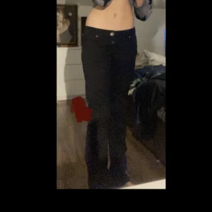 Svarta lågmidjade jeans - Svåra lågmidjade jeans från only. 39cm tvärs över midjan. Modell slim och lite långa på mig som är 170cm💗