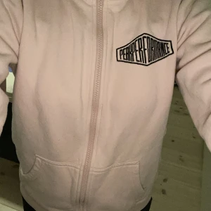 Peak performance hoodie - Snygg peak performance hoodie i ljusrosa färg. Nästan oanvänd i storlek 150. Säljer billigt pga att den är ganska liten storlek. Nypris ca 500