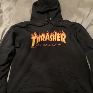 Hoodie Trasher  - Fint skick, stor i storleken.