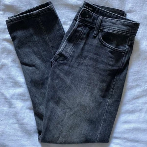 Svarta herr jeans  - Köpta på Jack & Jones för ca 1 år sedan, använda x antal gånger men är så gott som nya! Passformen på jeansen är loose fit