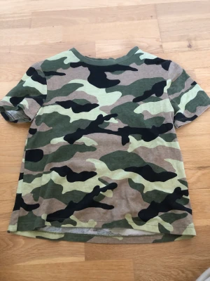 T-shirt  - T-shirt! Använd några gånger men inga tecken på användning 💞