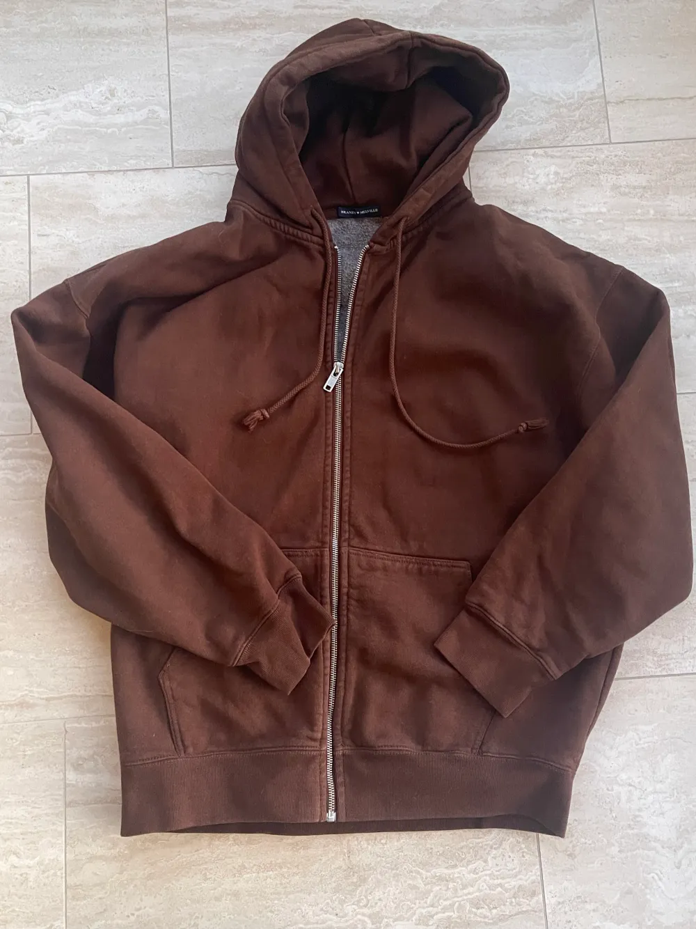 Riktigt söt Brandy Melville hoodie🧸💕 Köpt i London för ett tag sedan, men den är bra som ny!  Perfekt mysig hoodie, köpt för runt 430 sek🤎. Hoodies.