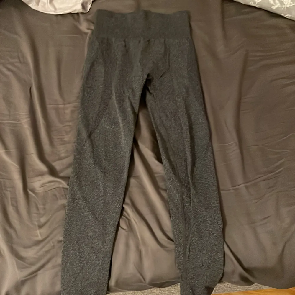Ett par gråa tränings tights som jag har köpt på amaozon, nästan aldrig använda . Farkut & Housut.