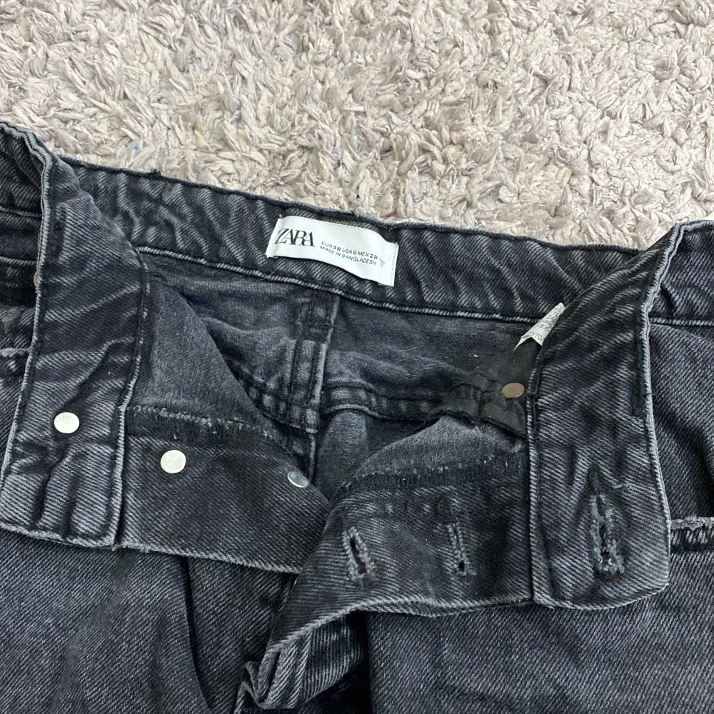 Ett par superfina straighta jeans midrise i storlek 38 som är helt slutsålda på zara💞använd ett fåtal gånger och säljer pga att de inte längre riktigt passar mig så bra. Har lite slitningar på fickorna och nere vid ändarna av jeansen. . Farkut & Housut.