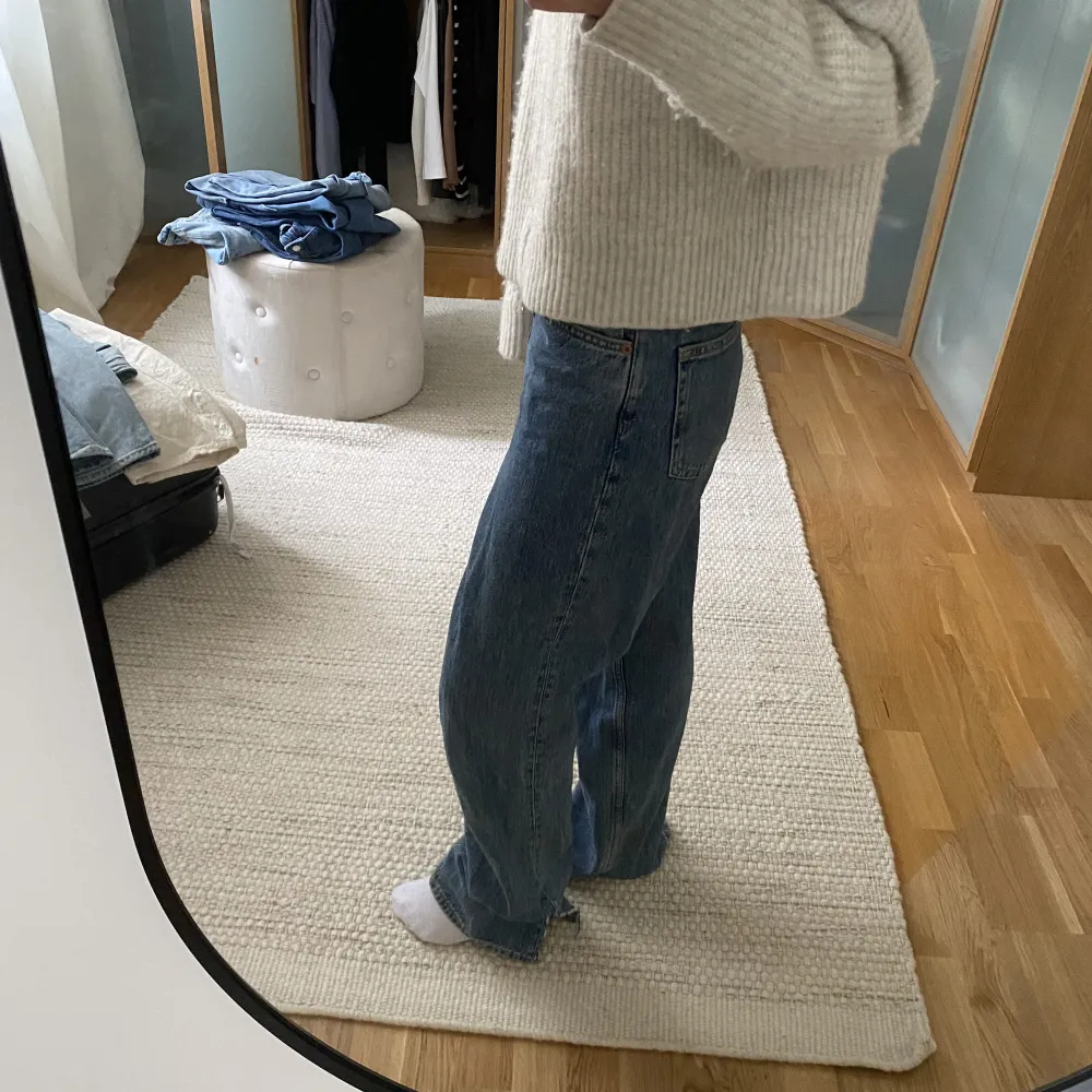 Jeans från monki i modellen taiki som jag klippt slits på själv🫶🏻 High waist men mer midwaist på mig som är 167cm lång och vanligtvis har 25 i byxor💗Säljer fler liknande<3. Jeans & Byxor.