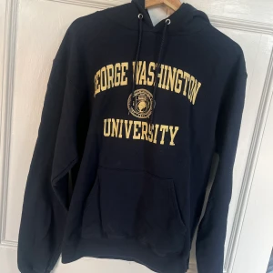 Collegetröja - College-tröja GWU med luva, använd men i fint skick 😊 Strl M (liten i storleken!)