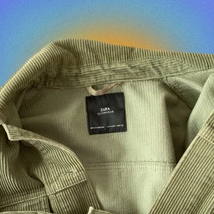 Grön manchester jacka  - Fin och bekväm jacka i grönt manchester tyg, perfekt för våren 😍. Storlek S och jackan är i väldigt gott skick .