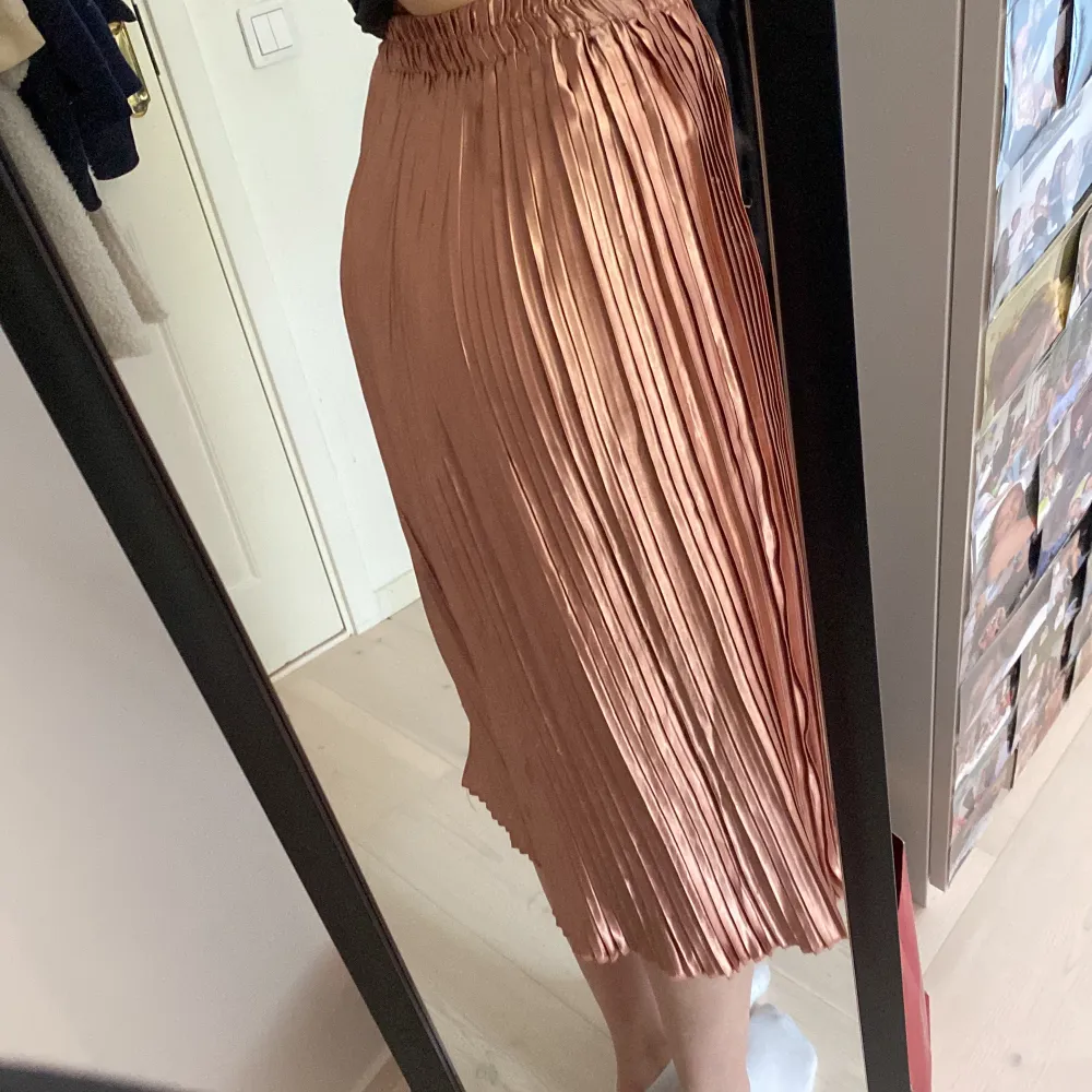 Rose metallic lång kjol med pressveck. Super fin och flowig. Perfekt för sommaren. Kjolar.