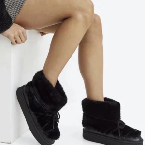 Fluffiga hm skor - Säljer dessa populära skorn från hm. Säljer för att det inte kommer till användning, har använt dom 3-5 gånger. Fint skick. 