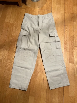 Acne Studios Cargo Pants in beige - Acne Studoos cargobyxor i beige. Oversized fit.