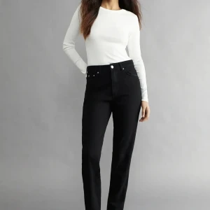 Gina Tricot mom jeans  - Mom jeans från Gina. Säljer då de är för stora för mig.  Pris kan diskuteras💕