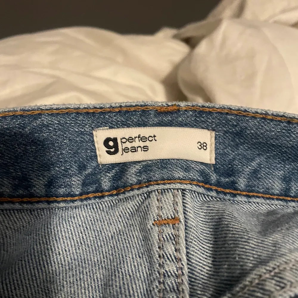Low straight jeans från Ginatricot, storlek 38. Fint skick, inga fläckar eller annat slitage. Använda ett fåtal gånger. Säljer pga att de är för stora för mig.😚 Kan mötas i gävle eller skickas mot fraktkostnad!💞 Nypris 500kr!. Jeans & Byxor.