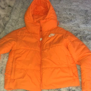 Nike jacka - Storlek: 38-40 Original pris: 600kr aldrig använd, vill inte ha den längre för att den var för stor och fel färg. Jag är i storlek 36 och den sitter lite för stort på mig. 