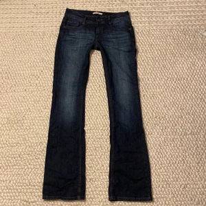 Lågmidjade jeans💙 - Säljer ett par utsvängda och lågmidjade jeans❤️ midjemått=75cm Innerbenslängd=84cm Skriv för fler bilder. Frakt står du för själv!💕
