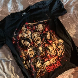 Slipknot tshirt  - Endast använd och tvättat en gång. Köpt på en marknad i Örebro. Passar M, möjligtvis L. Hör av vid frågor ♥️