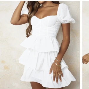 Vit klänning  - Säljer min fina prettylittlething klänning i modellen, White Crinkle Cup Detail Tiered SkirtSkater dress. Klänningen är i storleken 36/S och använd en gång, den är kemtvättad och redo att skickas!🤍🌸Nypris: £ 40.00  exklusive frakt (447kr) mitt pris: 300kr