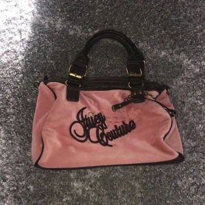 Juicy couture väska - Köpt i usa för 5 år sedan , vintage juice couture,bra skick nästan aldrig använt 