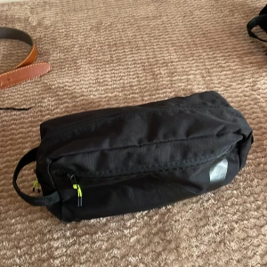 Svart träningsväska  - Svart träningsväska, man håller den finns mycket plats 10/10 skick