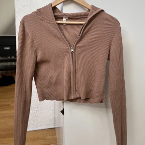 Brun kofta - En jättefin kofta från Nelly som jag inte använder längre. Storlek S men passar även XS och är kort i magen😇 Skriv för bild på!