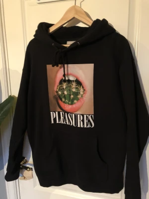 Pleasures hoodie - Riktigt snygg hoodie som jag gillar väldigt mycket. Bra kvalité och snyggt tryck